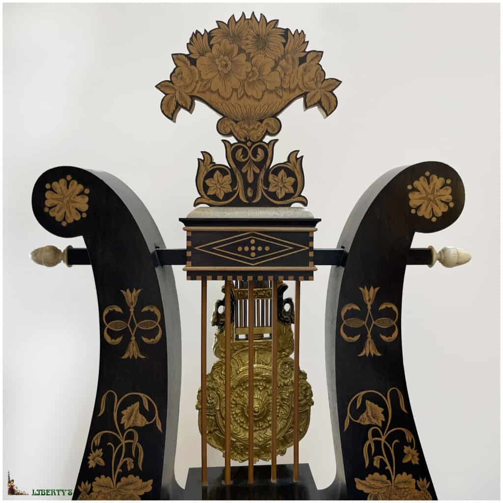 Grande pendule lyre en bois sous globe verre, haut. 62 cm, (1827) 4