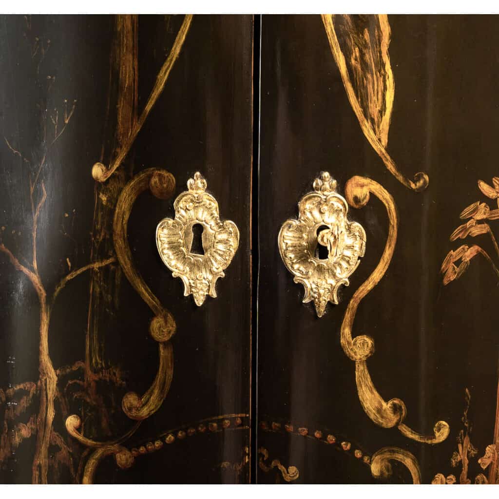 J.C Ellaume & L Fortin Encoignure d’époque Louis XV en laque Européenne à décor noir et or chinoisant 6