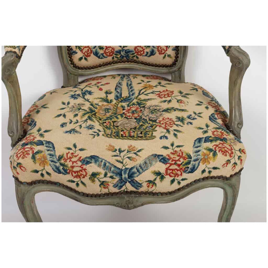 Paire de fauteuils cabriolets d’époque Louis XV (1724 – 1774). 4