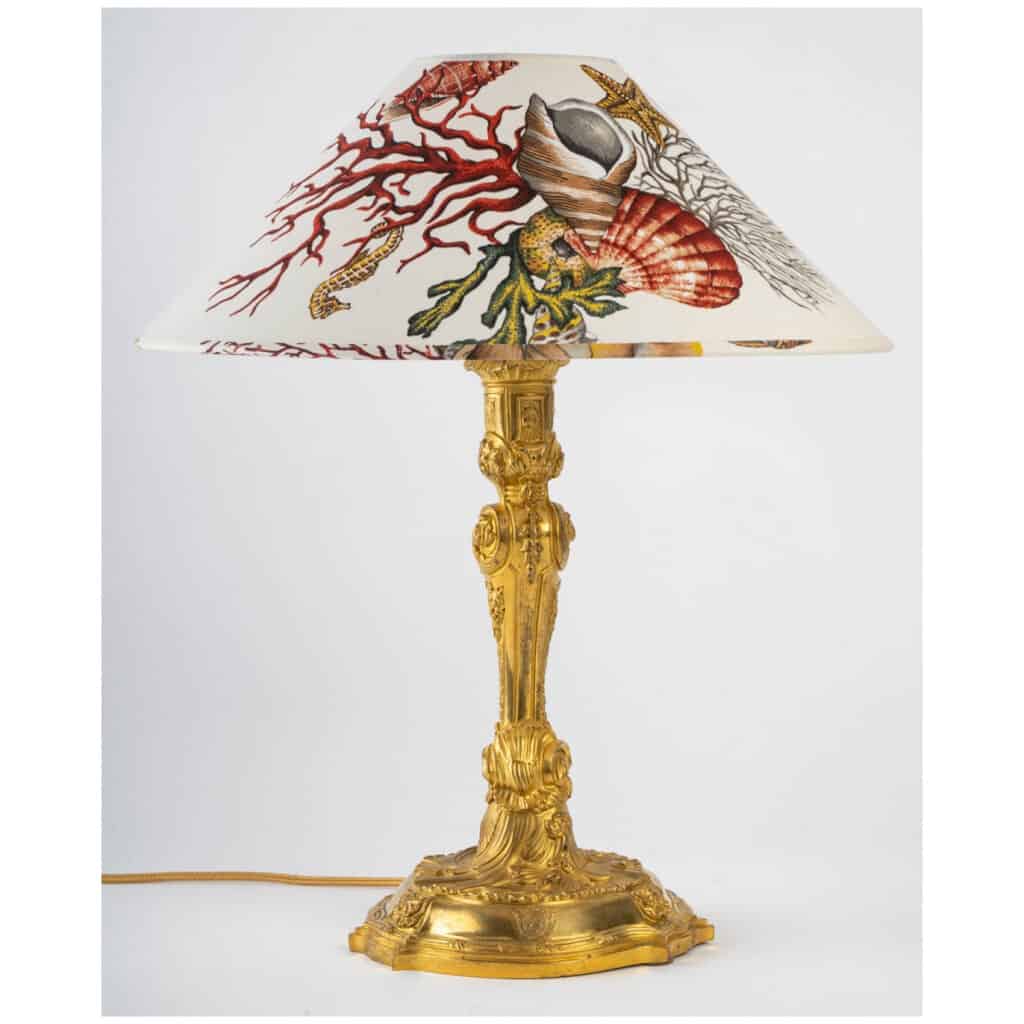 Armorial gilt bronze lamp. 3