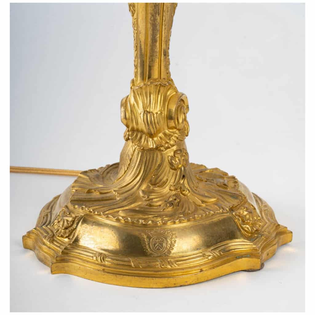 Lampe en bronze doré armoirié. 4