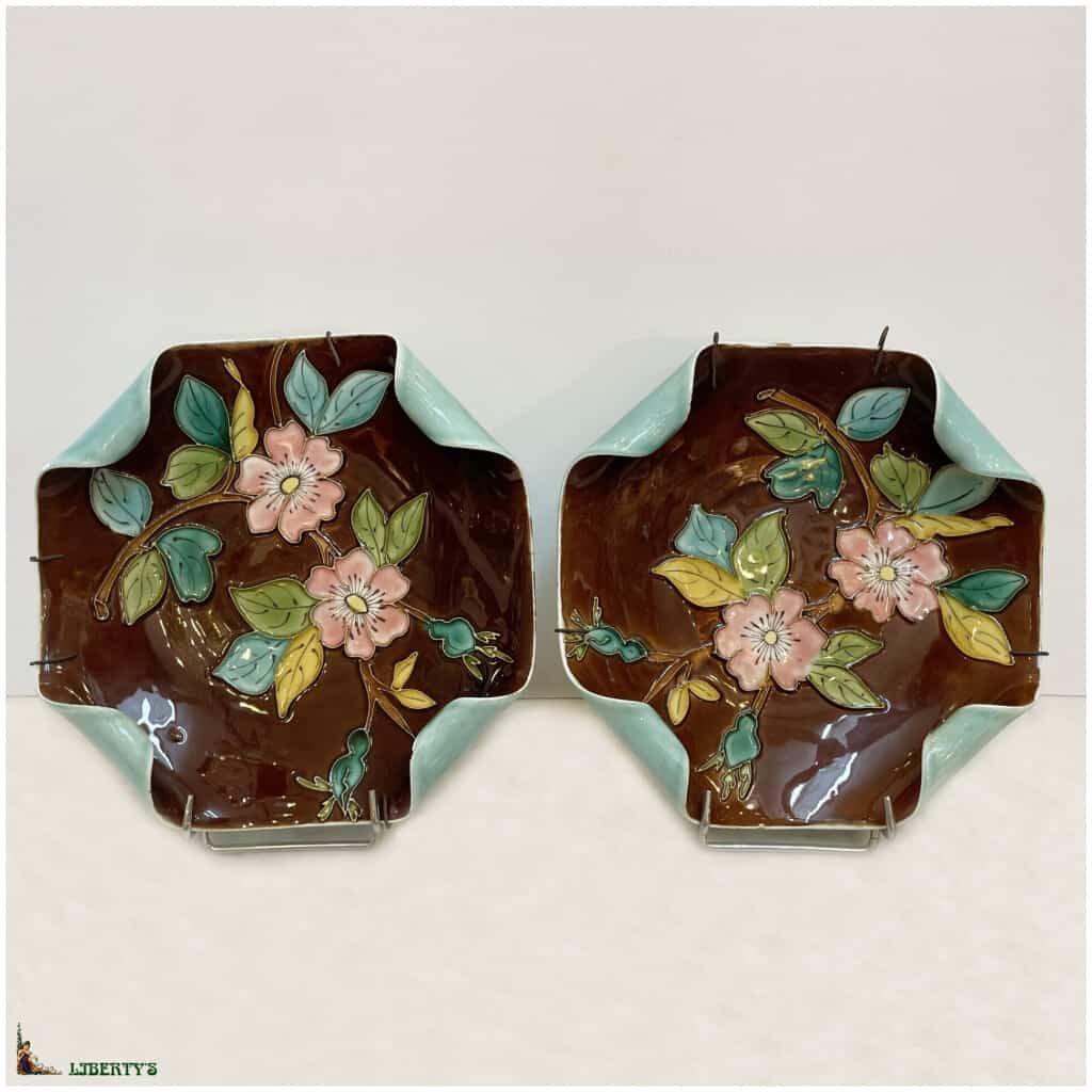 Paire d’assiettes barbotine avec fleurs, 21 cm x 21 cm, (Fin XIXe) 3