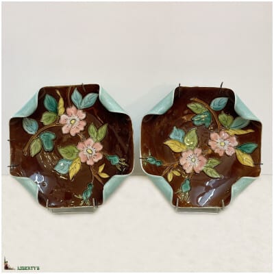 Paire d’assiettes barbotine avec fleurs, 21 cm x 21 cm, (Fin XIXe)