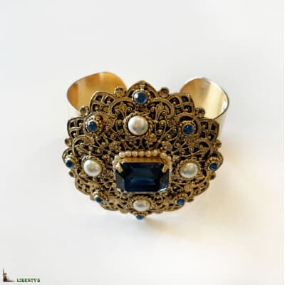 Golden baroque style bracelet with rhinestones and Pierre-Bex pearls, width 7 cm, (1980-1990) 3