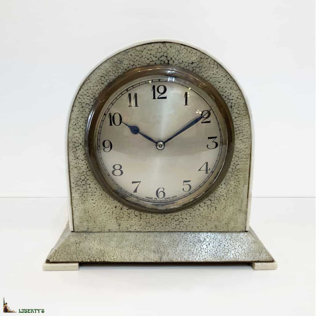 English Art Deco terminal clock covered with shagreen, ivory legs and nets, high. 15 cm, (Deb XXth) 3