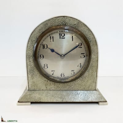 English Art Deco terminal clock covered with shagreen, ivory legs and nets, high. 15 cm, (Deb XXth)