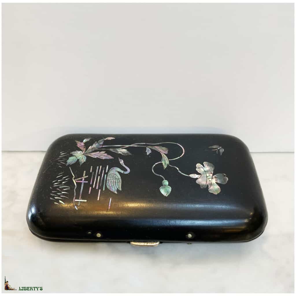 Porte-cigares laqué avec incrustations de nacre, larg. 13.5 cm, (Fin. XIXe) 3