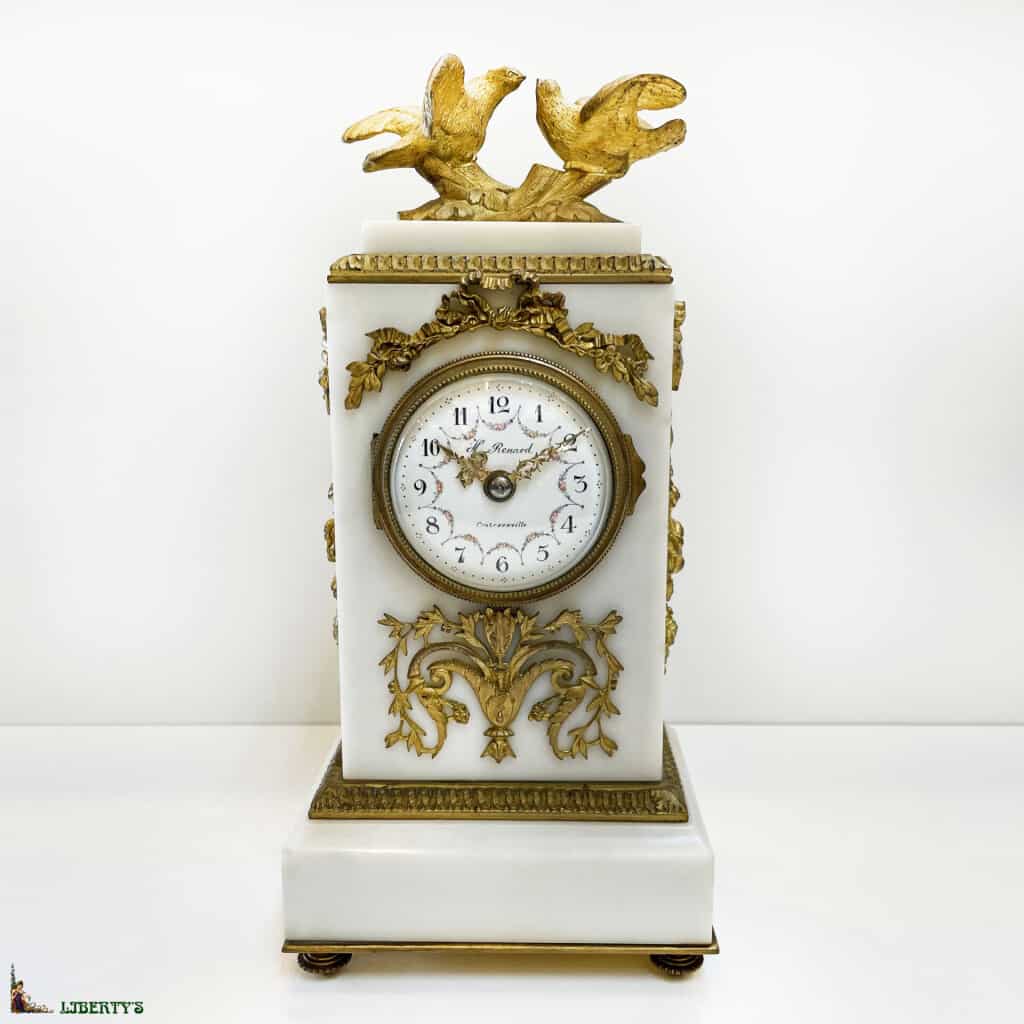 Gilt bronze clock on white marble base with couple of doves signed H. Renard, top. 25.5cm (End XIXe) 3