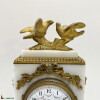 Pendule bronze doré sur base marbre blanc avec couple de tourterelles signée H. Renard, haut. 25.5 cm (Fin XIXe) 6