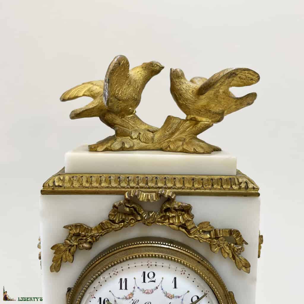 Gilt bronze clock on white marble base with couple of doves signed H. Renard, top. 25.5cm (End XIXe) 4