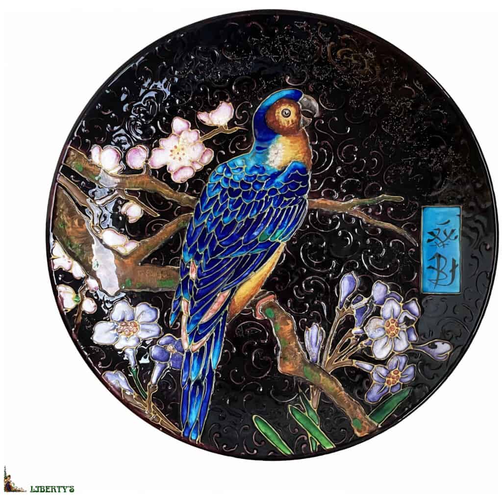 Dish Enamels of Old Bordeaux with Japanese decoration of parrot, diam. 35.5cm, (End XIXe) 3