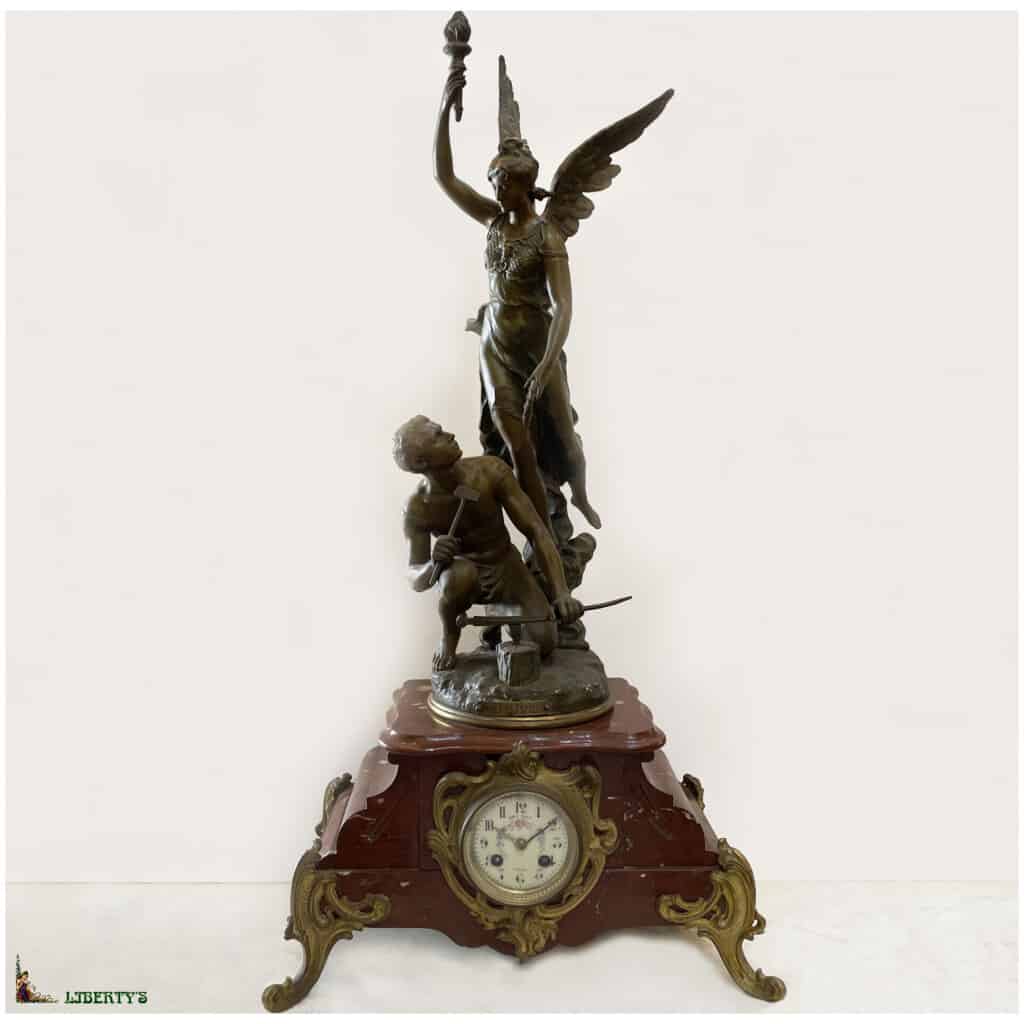 Pendule Art-Nouveau régule sur base marbre grillotte « Gloire au travail », signée Ch. Vély, haut. 78 cm, (Fin XIXe) 3