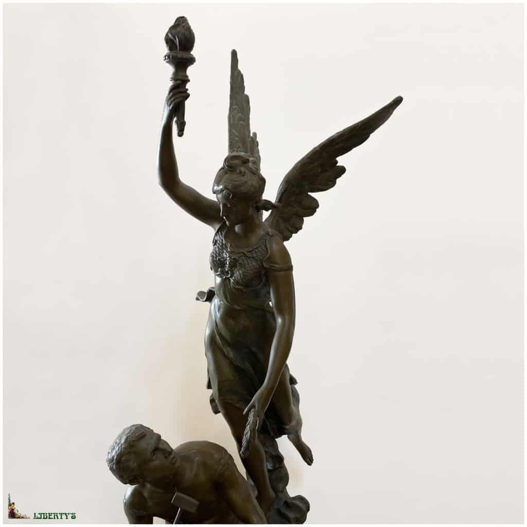 Pendule Art-Nouveau régule sur base marbre grillotte « Gloire au travail », signée Ch. Vély, haut. 78 cm, (Fin XIXe) 4