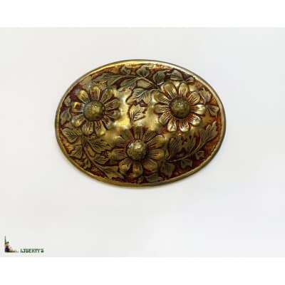 Golden oval brooch decorated with flowers, width. 6 cm, (1970-1980)