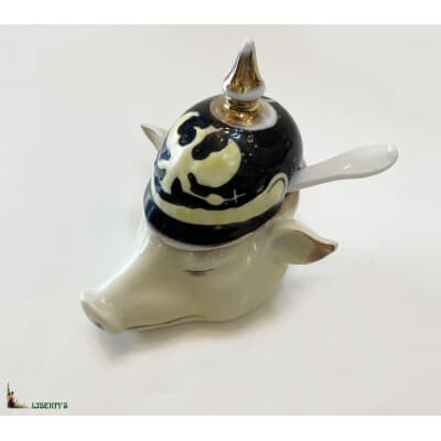 Porcelain mustard pot depicting a pig wearing a Prussian point helmet, high. 15 cm (Standing XXth)