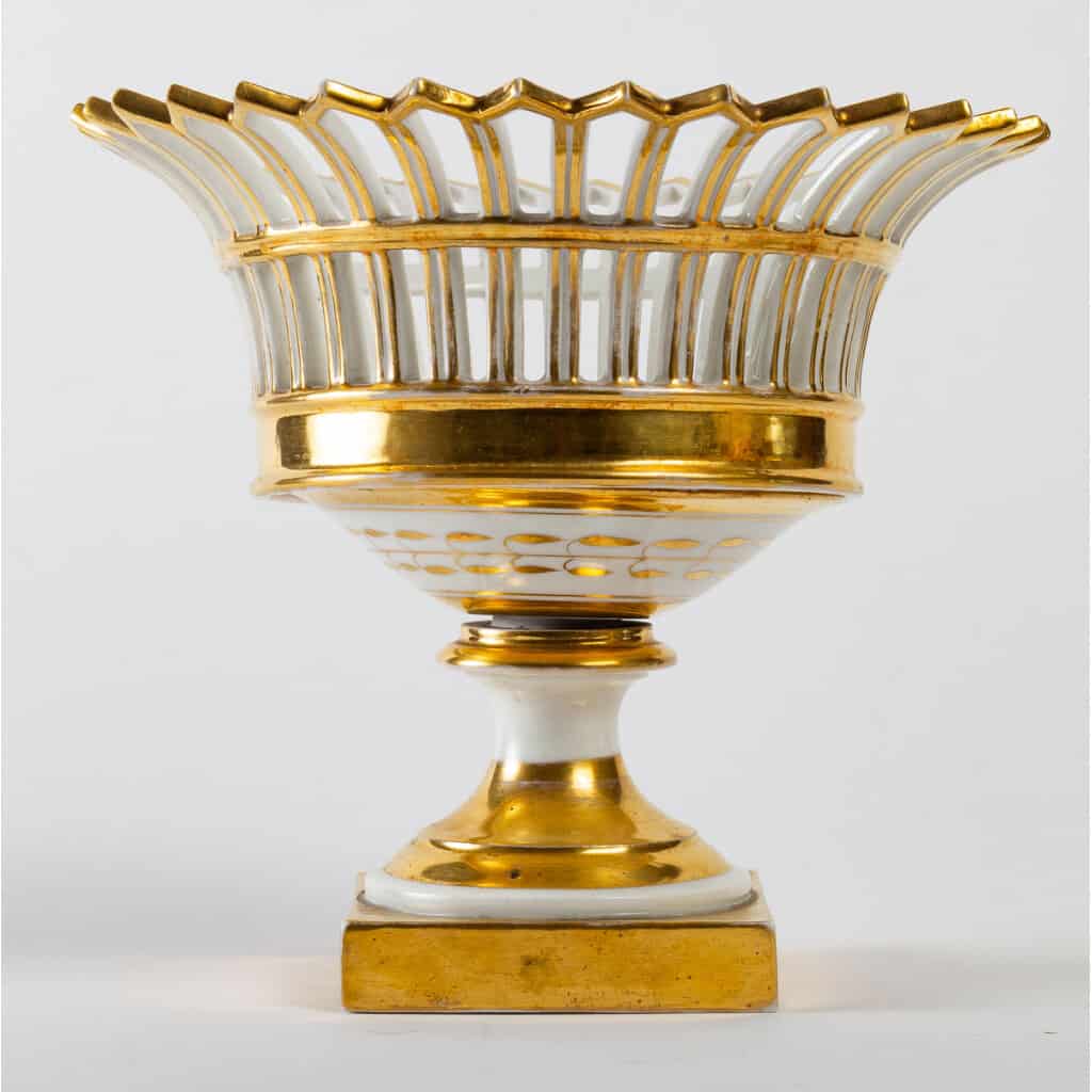 3 Porcelain de Paris cups (white and gold) 9
