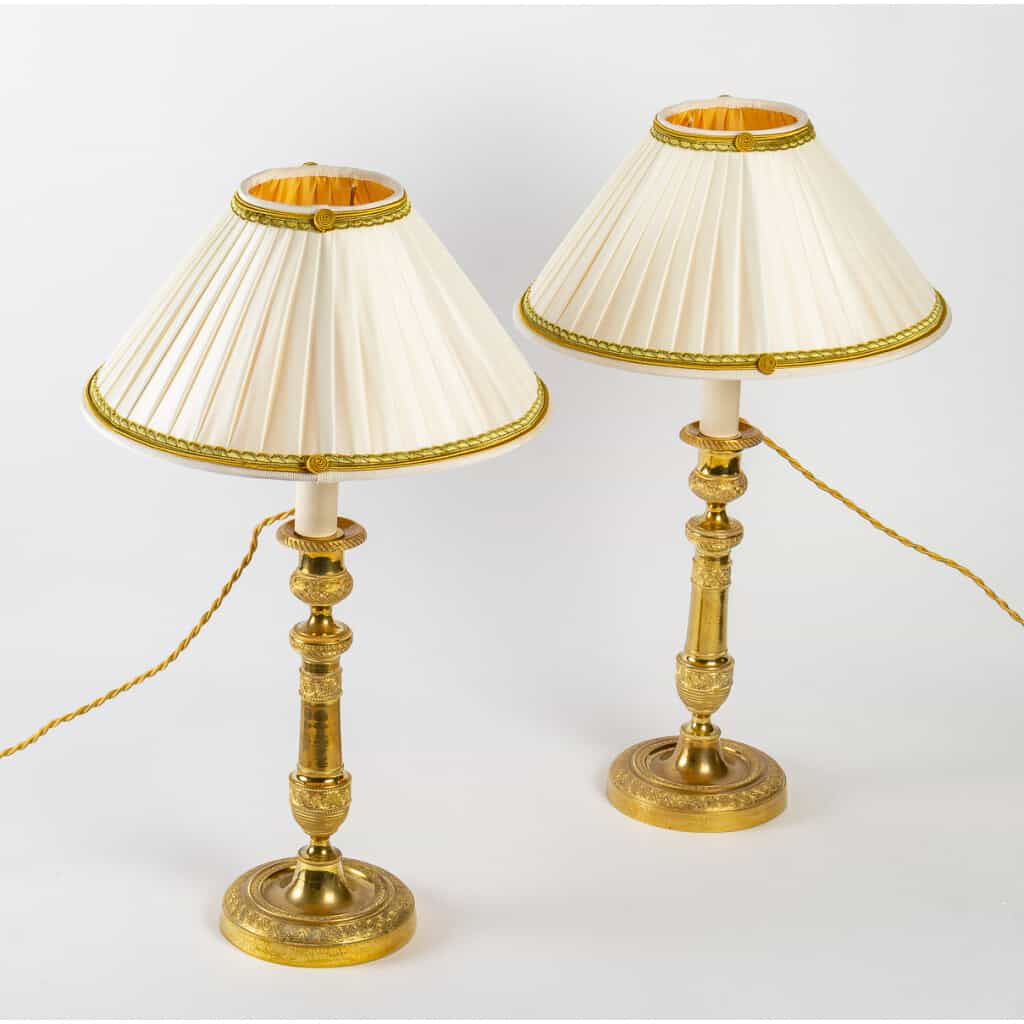 Paire de flambeaux en bronze ciselé et doré montés en lampe époque Restauration vers 1820 4