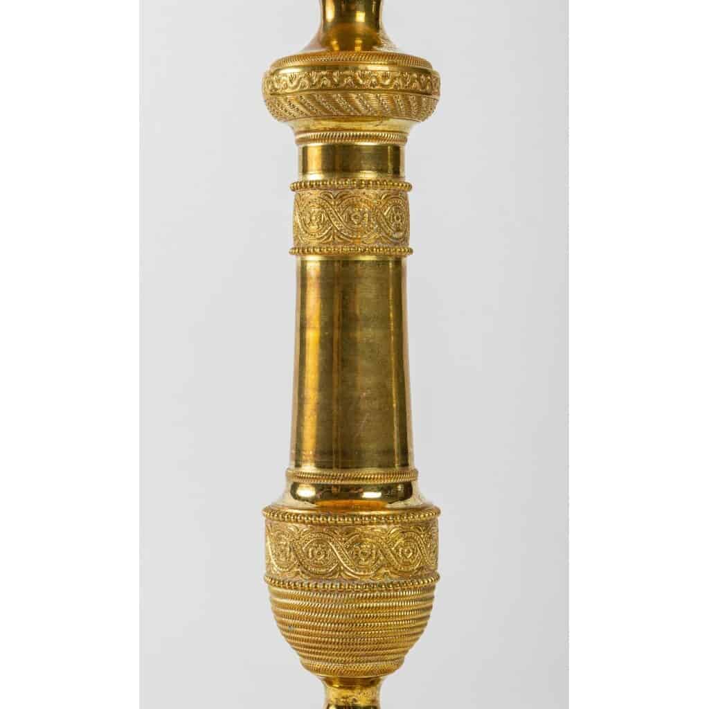 Paire de flambeaux en bronze ciselé et doré montés en lampe époque Restauration vers 1820 7
