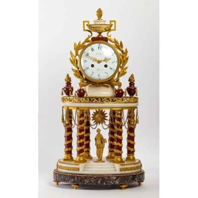 Pendule de style Louis XVI.