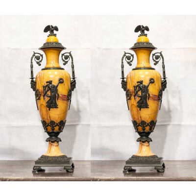 Paire de vases de style Empire en marbre de Sienne. Deuxième moitié du XIXème siècle.