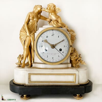 Pendule Louis XVI bronze doré au mercure et marbre noir et blanc Eros et Cupidon signée Cachard succ. de Charles Leroy à Paris, mouvement avec quantième, suspension à fil de soie, aiguilles ajourées, haut. 34.5 cm, (Fin XVIIIe)