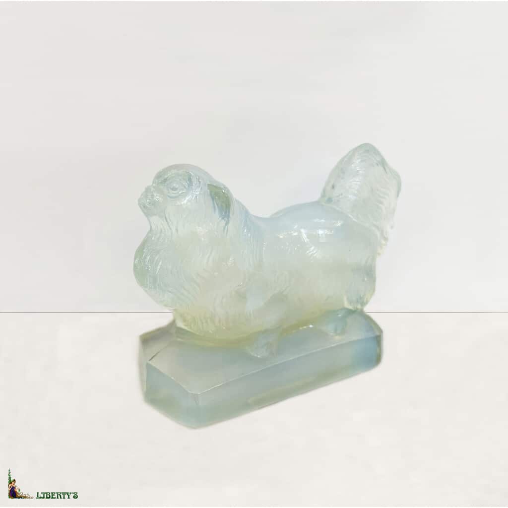 Sujet pekinois en verre opalescent de Sabino, larg. 9 cm (Mi XXe) 3