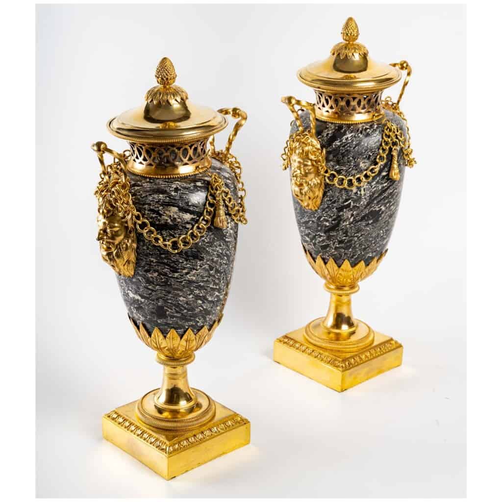 Pair of marble vases and gilt bronze mount. XIX th century. 3
