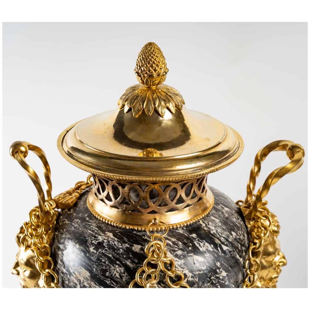 Paire de vases en marbre et monture en bronze doré. XIX ème siècle. 7