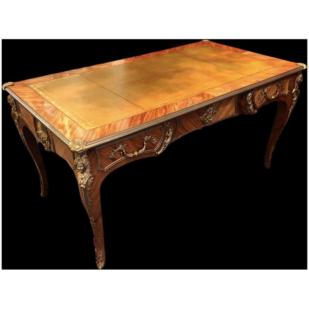 Bureau plat ancien de style Louis XV en bois de rose ouvrant par trois tiroirs travail du XXème siècle 23