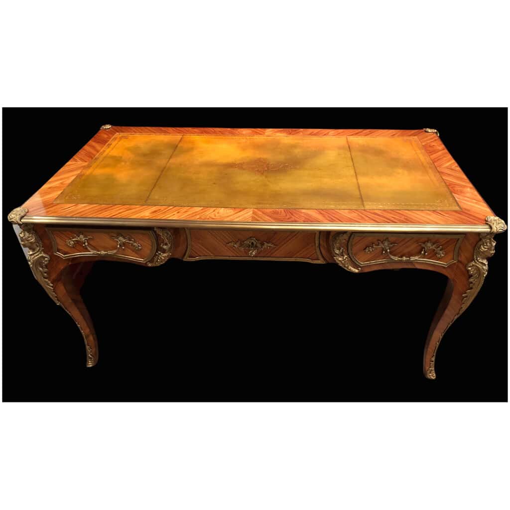 Bureau plat ancien de style Louis XV en bois de rose ouvrant par trois tiroirs travail du XXème siècle 14