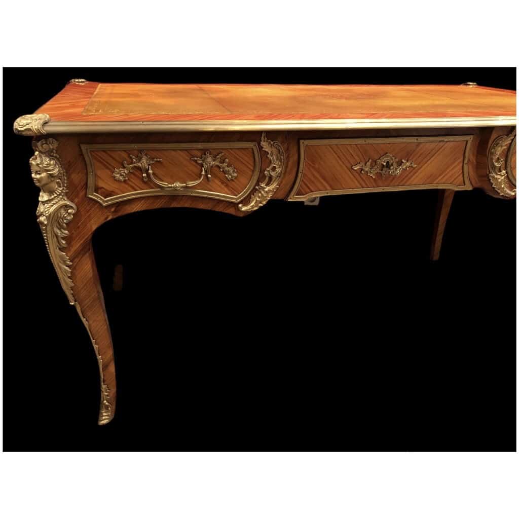 Bureau plat ancien de style Louis XV en bois de rose ouvrant par trois tiroirs travail du XXème siècle 15