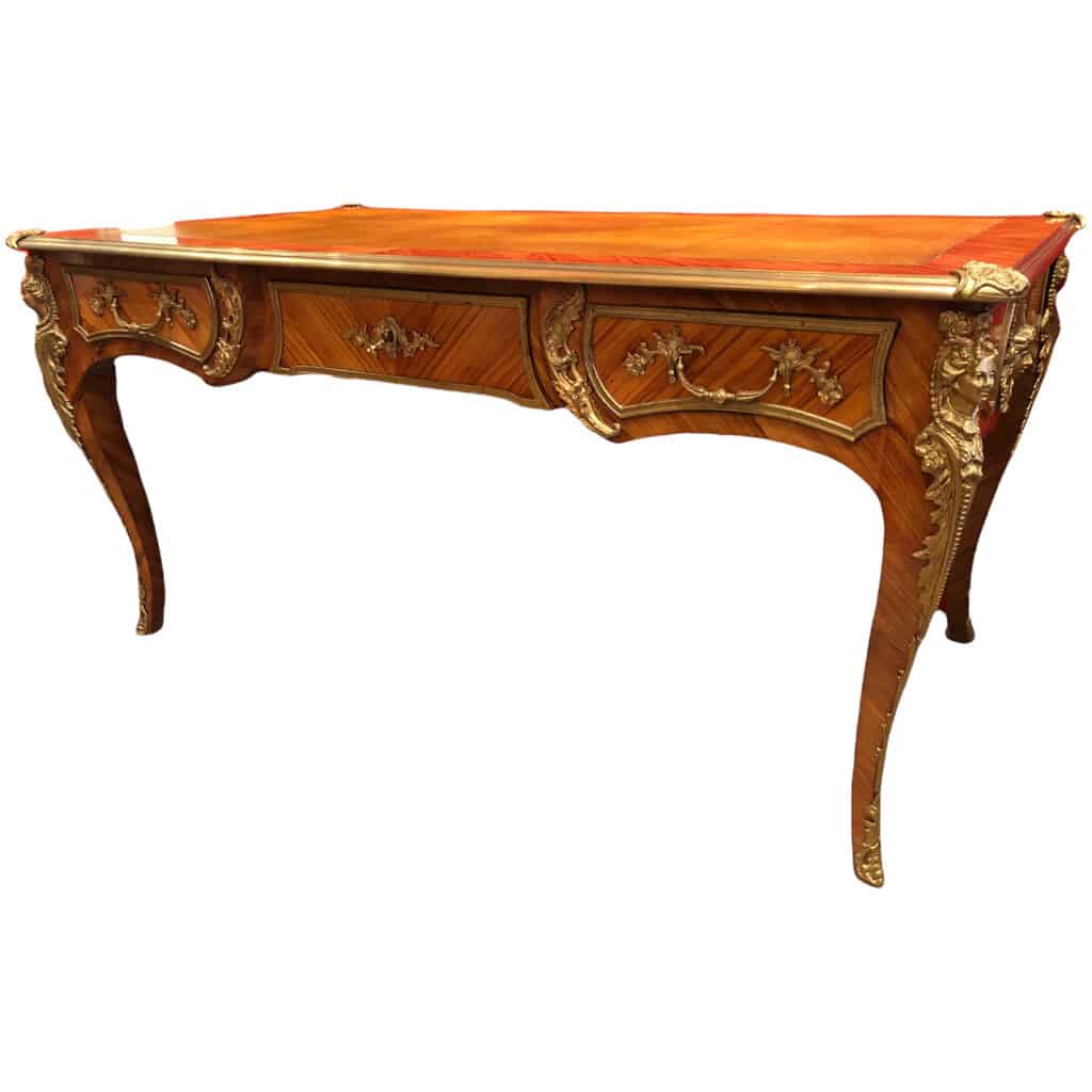 Bureau plat ancien de style Louis XV en bois de rose ouvrant par trois tiroirs travail du XXème siècle 16