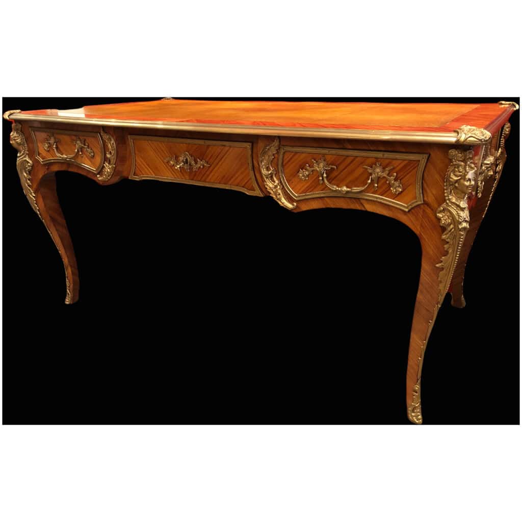 Bureau plat ancien de style Louis XV en bois de rose ouvrant par trois tiroirs travail du XXème siècle 17