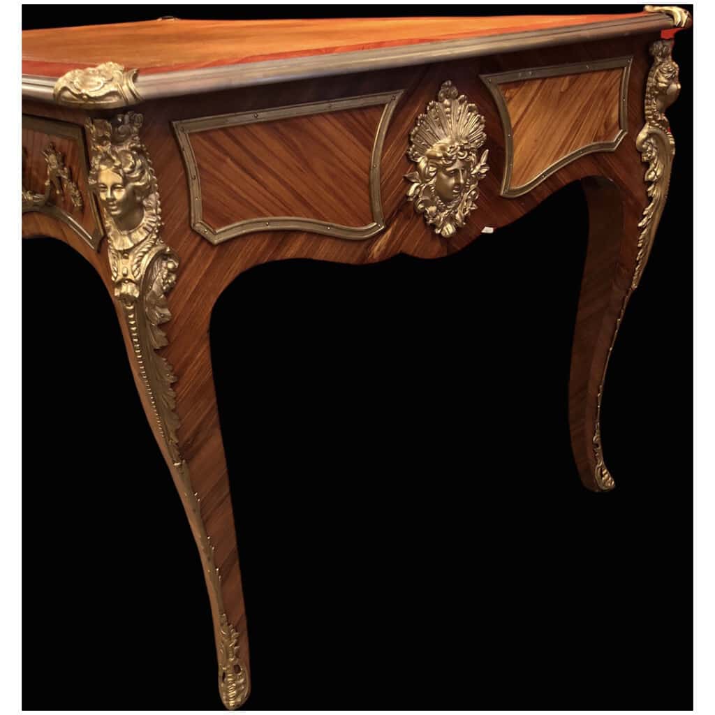 Bureau plat ancien de style Louis XV en bois de rose ouvrant par trois tiroirs travail du XXème siècle 10
