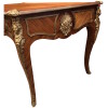 Bureau plat ancien de style Louis XV en bois de rose ouvrant par trois tiroirs travail du XXème siècle 30