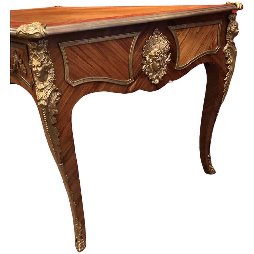 Bureau plat ancien de style Louis XV en bois de rose ouvrant par trois tiroirs travail du XXème siècle 9