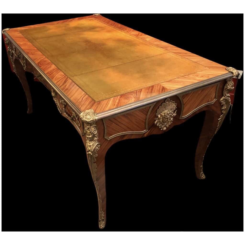 Bureau plat ancien de style Louis XV en bois de rose ouvrant par trois tiroirs travail du XXème siècle 8