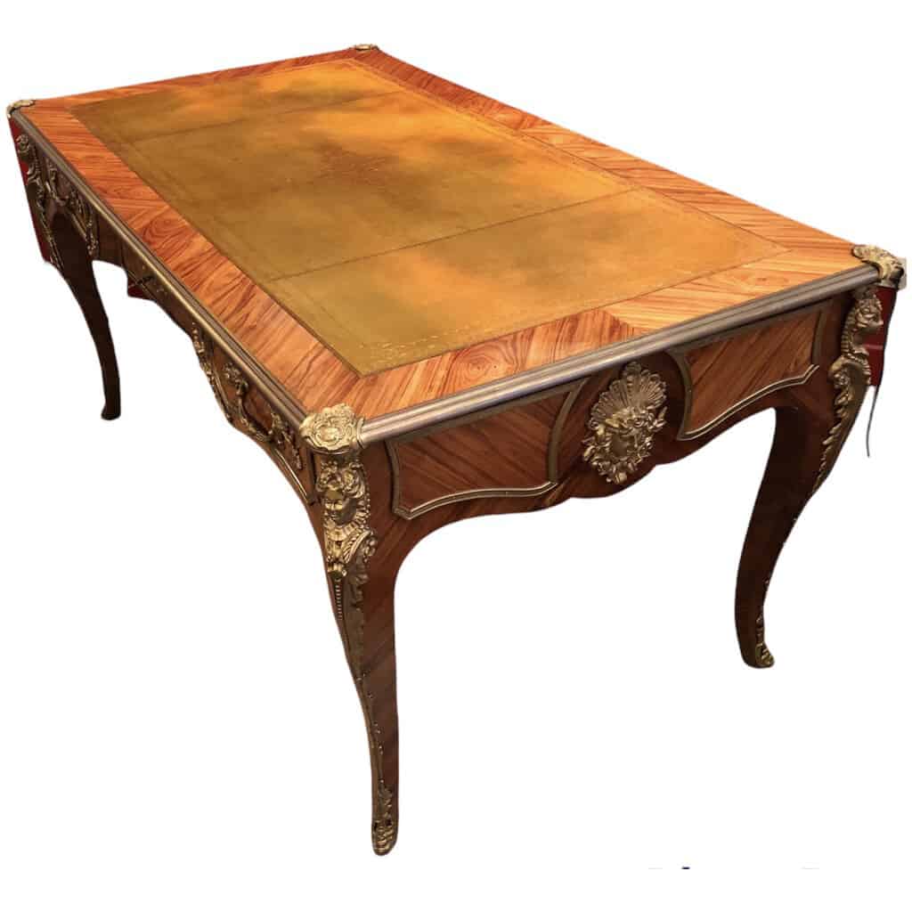 Bureau plat ancien de style Louis XV en bois de rose ouvrant par trois tiroirs travail du XXème siècle 7