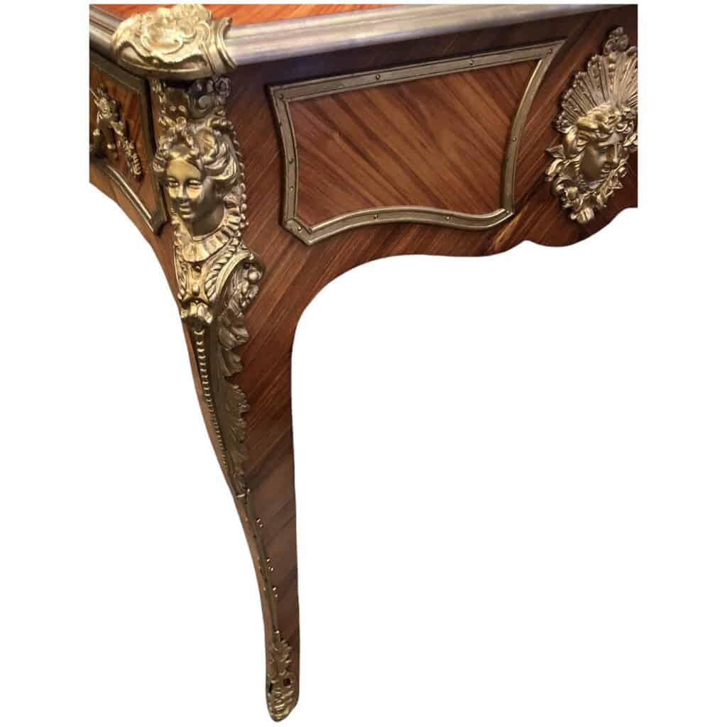 Bureau plat ancien de style Louis XV en bois de rose ouvrant par trois tiroirs travail du XXème siècle 6