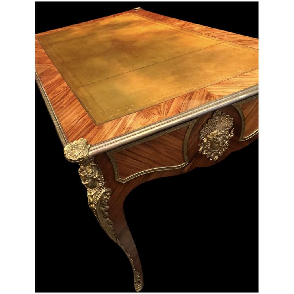 Bureau plat ancien de style Louis XV en bois de rose ouvrant par trois tiroirs travail du XXème siècle 5