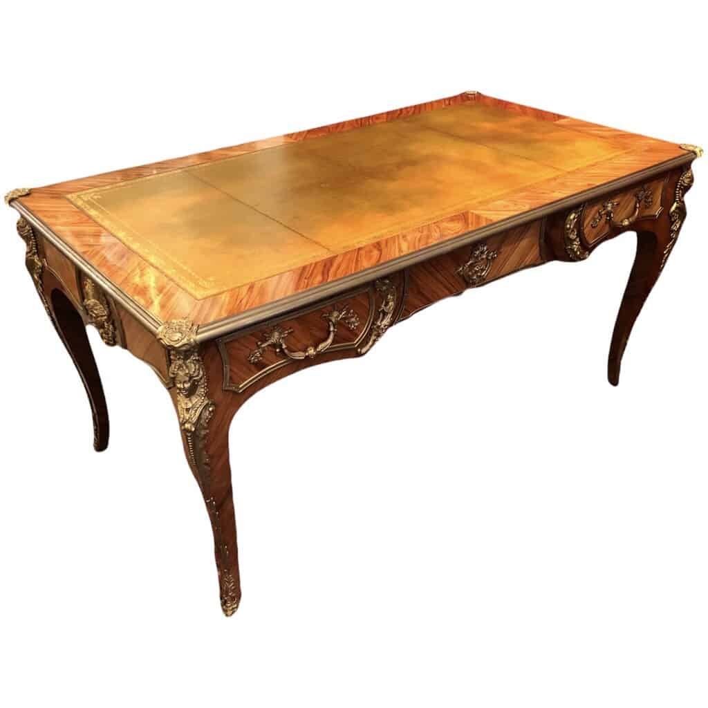 Bureau plat ancien de style Louis XV en bois de rose ouvrant par trois tiroirs travail du XXème siècle 3