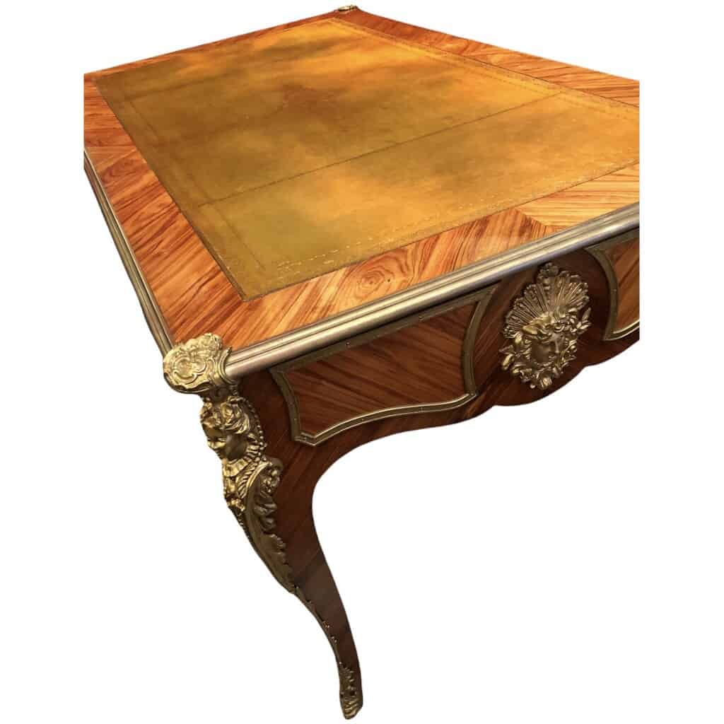 Bureau plat ancien de style Louis XV en bois de rose ouvrant par trois tiroirs travail du XXème siècle 4