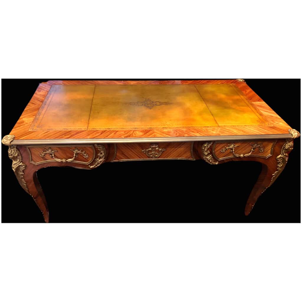 Bureau plat ancien de style Louis XV en bois de rose ouvrant par trois tiroirs travail du XXème siècle 20