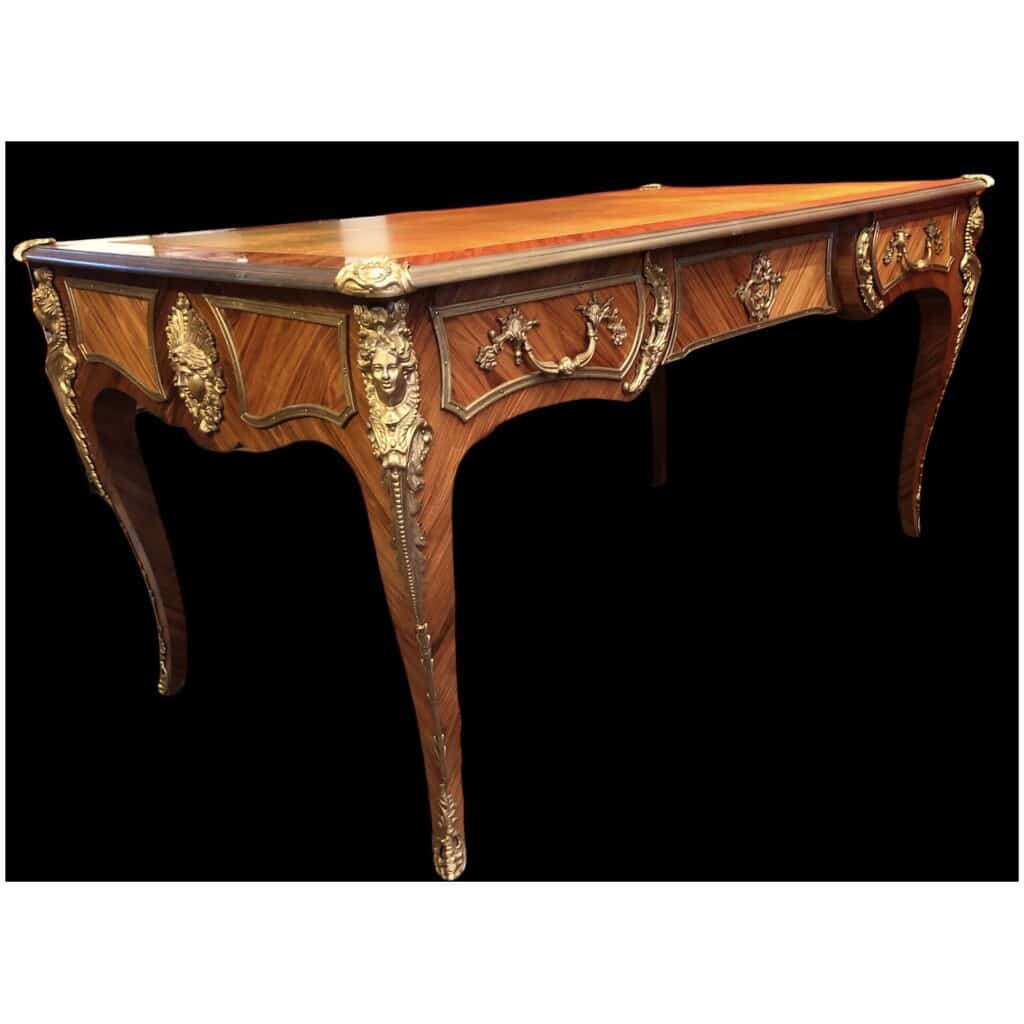 Bureau plat ancien de style Louis XV en bois de rose ouvrant par trois tiroirs travail du XXème siècle 19
