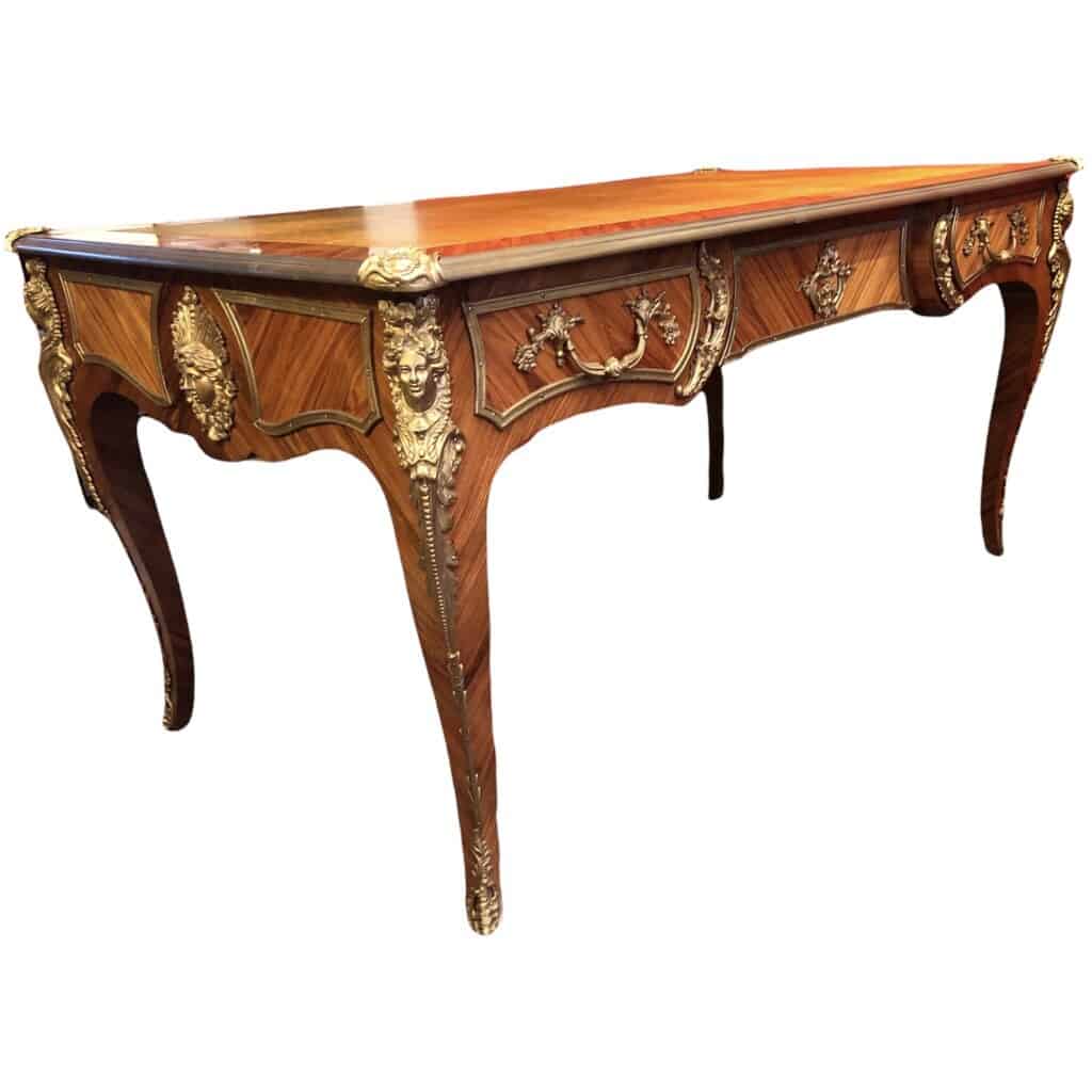 Bureau plat ancien de style Louis XV en bois de rose ouvrant par trois tiroirs travail du XXème siècle 18