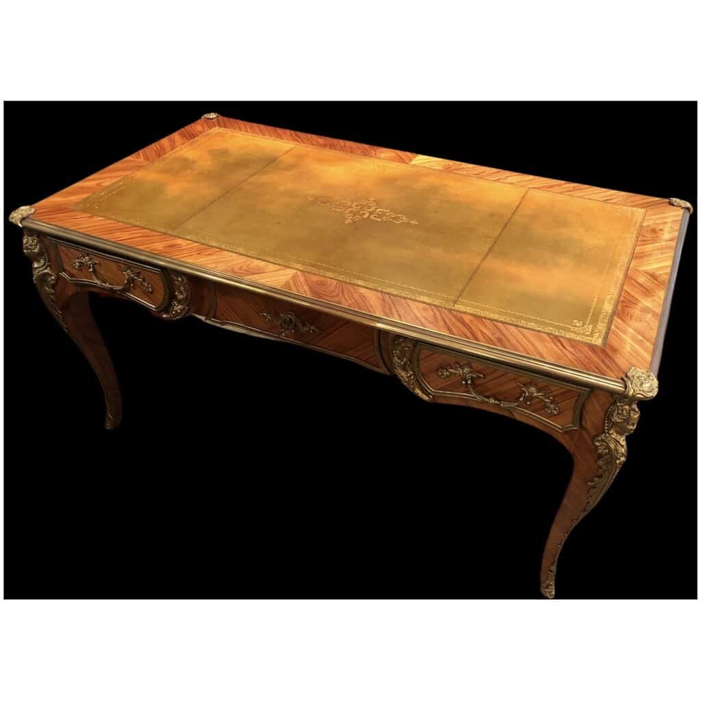 Bureau plat ancien de style Louis XV en bois de rose ouvrant par trois tiroirs travail du XXème siècle 11