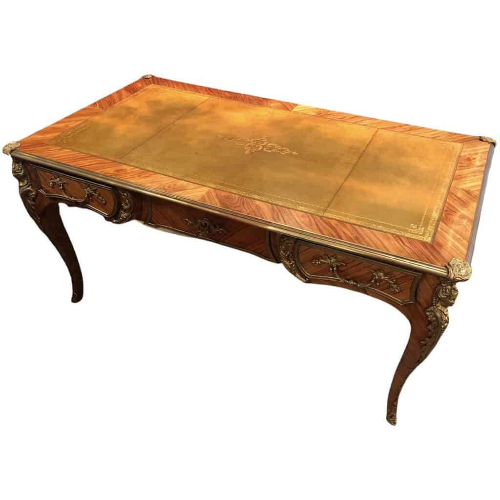 Bureau plat ancien de style Louis XV en bois de rose ouvrant par trois tiroirs travail du XXème siècle 12