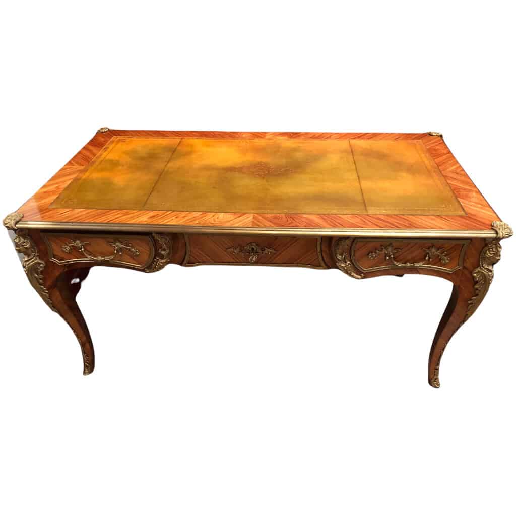 Bureau plat ancien de style Louis XV en bois de rose ouvrant par trois tiroirs travail du XXème siècle 13