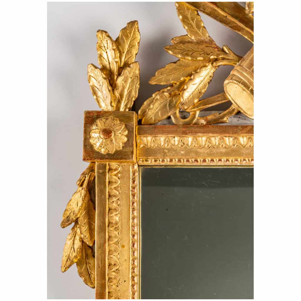 Miroir à fronton ajouré en bois sculpté et doré d’attributs du Commerce Maritime époque Louis XVI 4