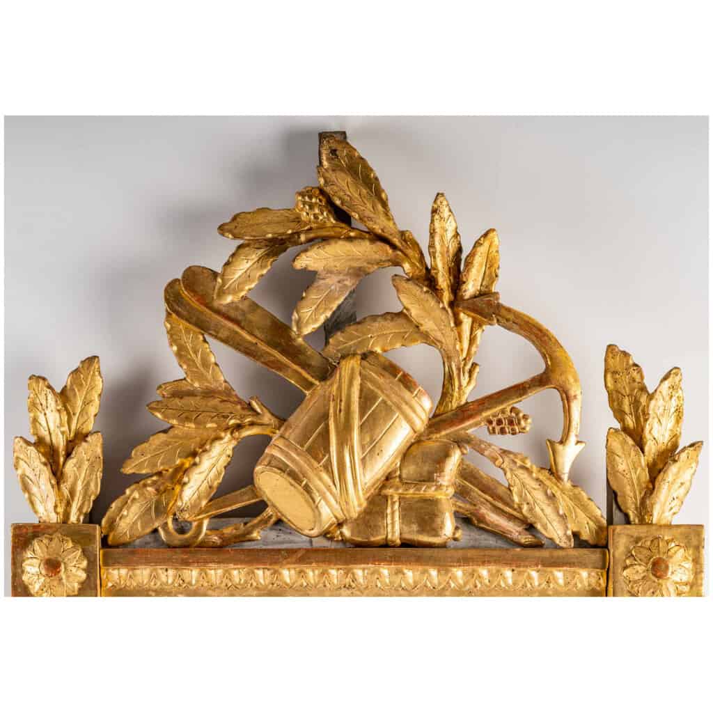 Miroir à fronton ajouré en bois sculpté et doré d’attributs du Commerce Maritime époque Louis XVI 5